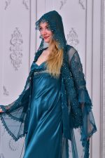 ⁦Long bridal nightgown with hat⁩ - الصورة ⁦2⁩