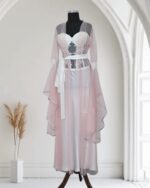 ⁦صبحلك ساتان فاخر  طويل  مع مشلح من التول و المطرزات الفاخرة⁩ - الصورة ⁦6⁩