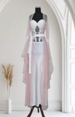 صبحلك ساتان فاخر  طويل  مع مشلح من التول و المطرزات الفاخرة